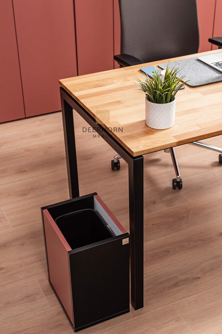 Holztisch für Büro auf schwarzen Metallbeinen