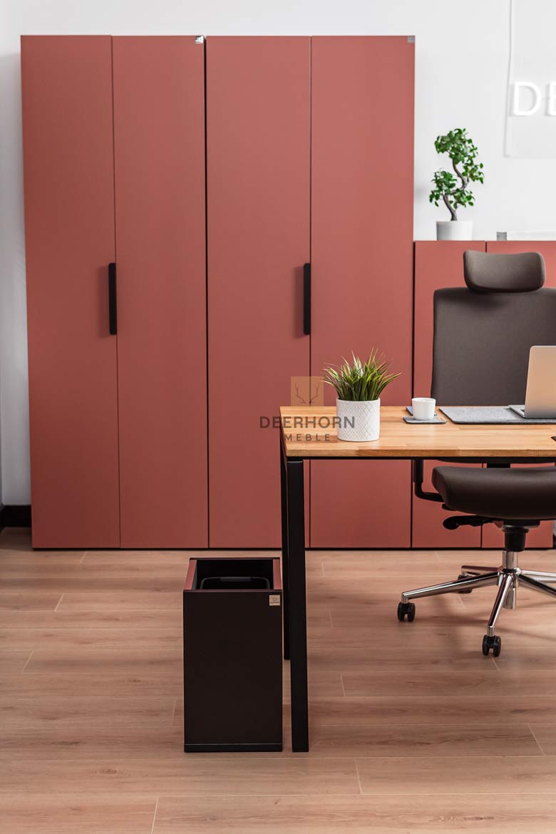 Holztisch für Büro auf schwarzen Metallbeinen