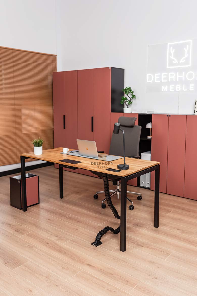 Holztisch für Büro auf schwarzen Metallbeinen