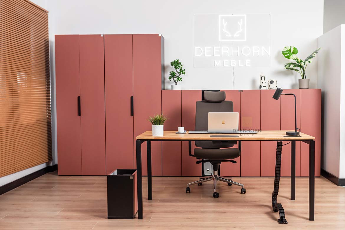 Holztisch für Büro auf schwarzen Metallbeinen