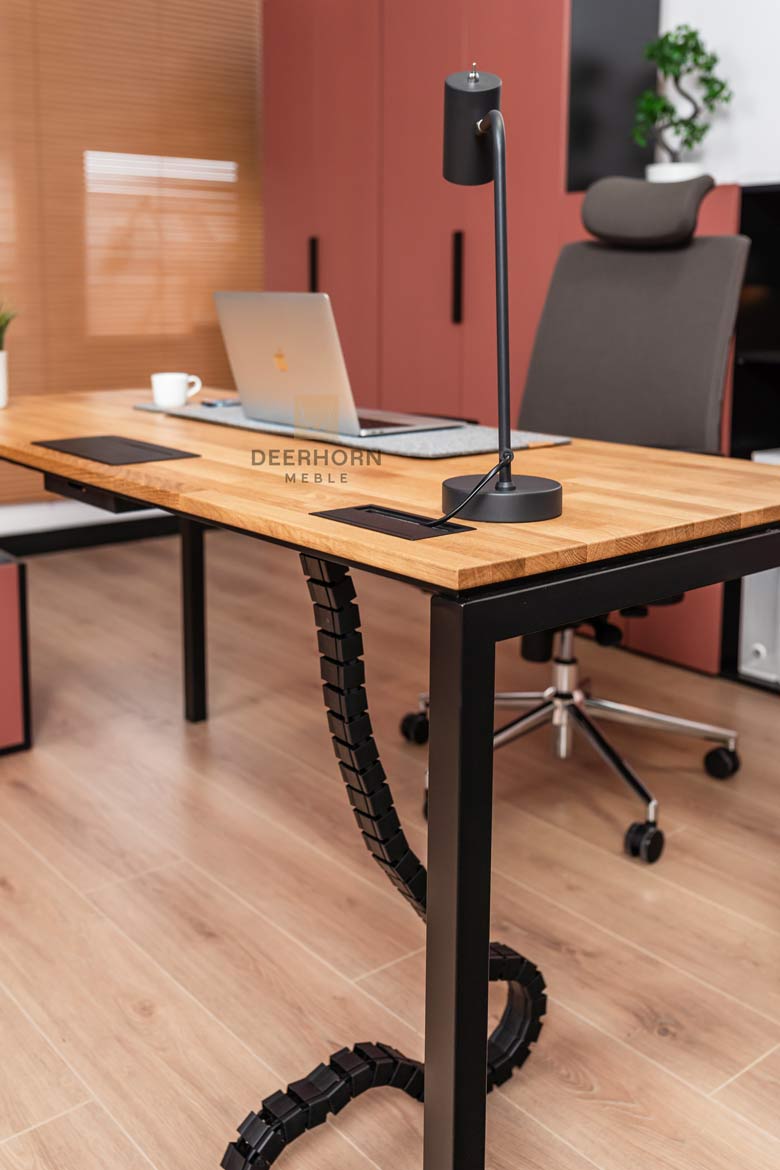 Holztisch für Büro auf schwarzen Metallbeinen