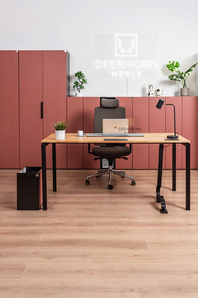 Holztisch für Büro auf schwarzen Metallbeinen