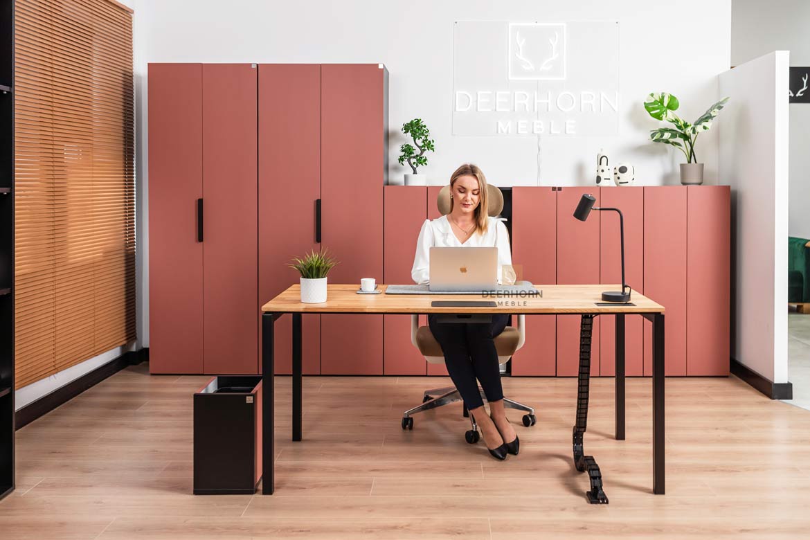 Holztisch für Büro auf schwarzen Metallbeinen