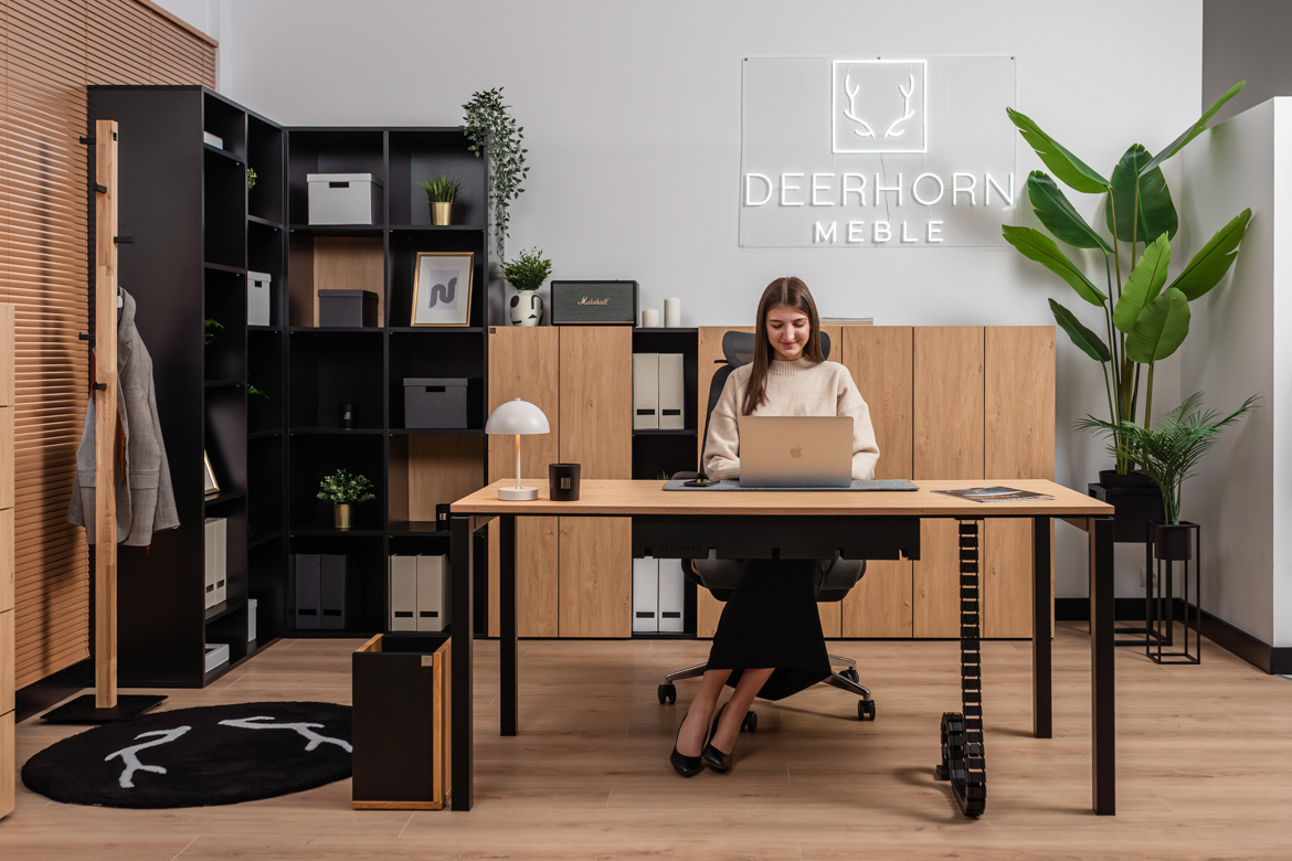 Chefschreibtisch mit Holzmaserung für ein modernes Büro