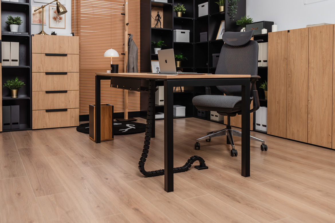 Chefschreibtisch mit Holzmaserung für ein modernes Büro