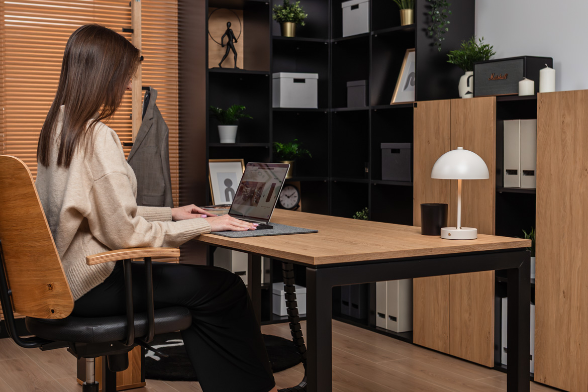 Chefschreibtisch mit Holzmaserung für ein modernes Büro