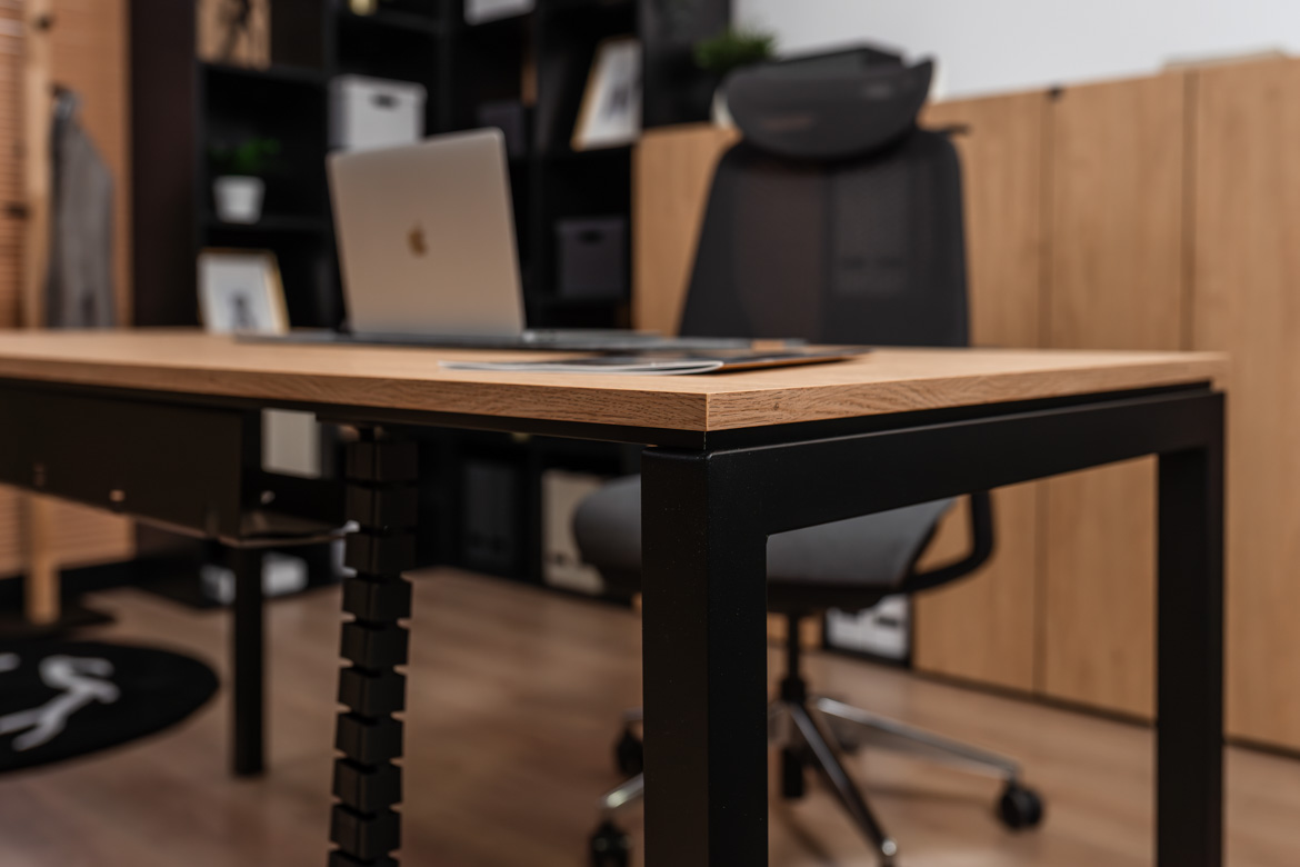 Chefschreibtisch mit Holzmaserung für ein modernes Büro