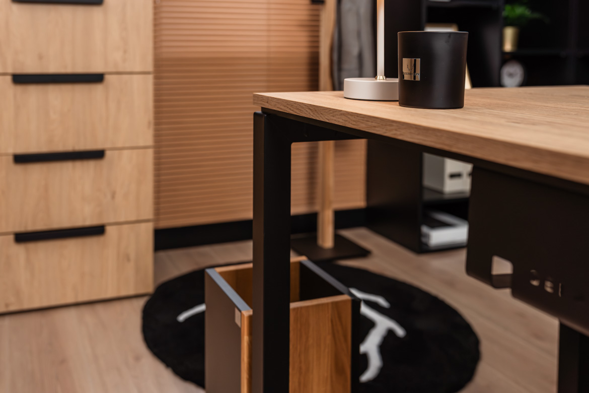Chefschreibtisch mit Holzmaserung für ein modernes Büro
