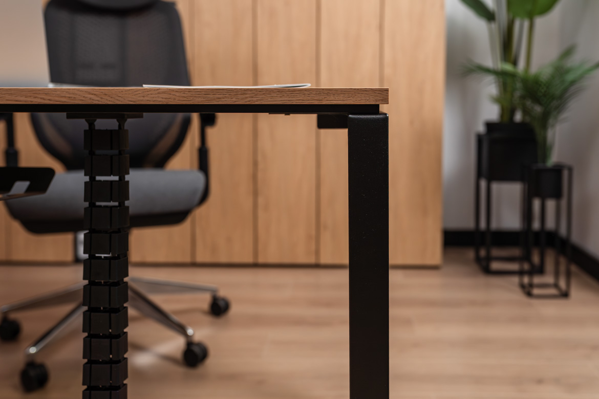 Chefschreibtisch mit Holzmaserung für ein modernes Büro