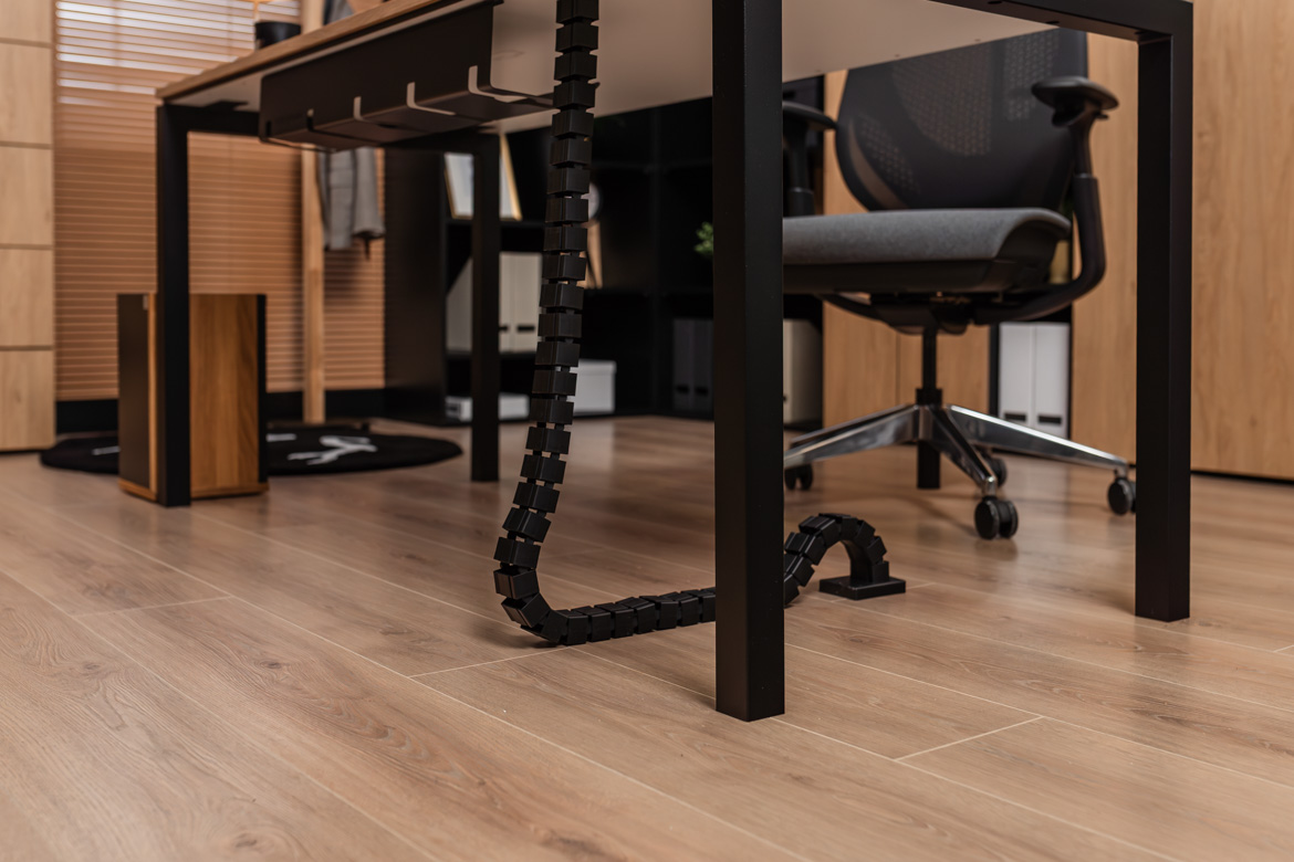 Chefschreibtisch mit Holzmaserung für ein modernes Büro
