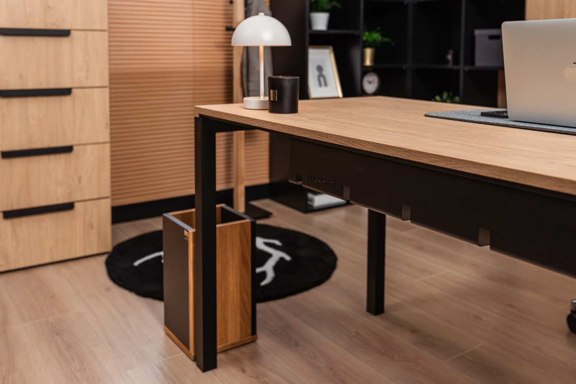 Chefschreibtisch mit Holzmaserung für ein modernes Büro