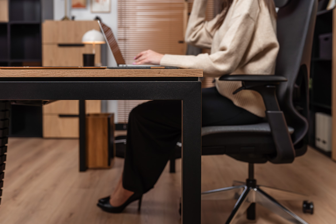 Chefschreibtisch mit Holzmaserung für ein modernes Büro