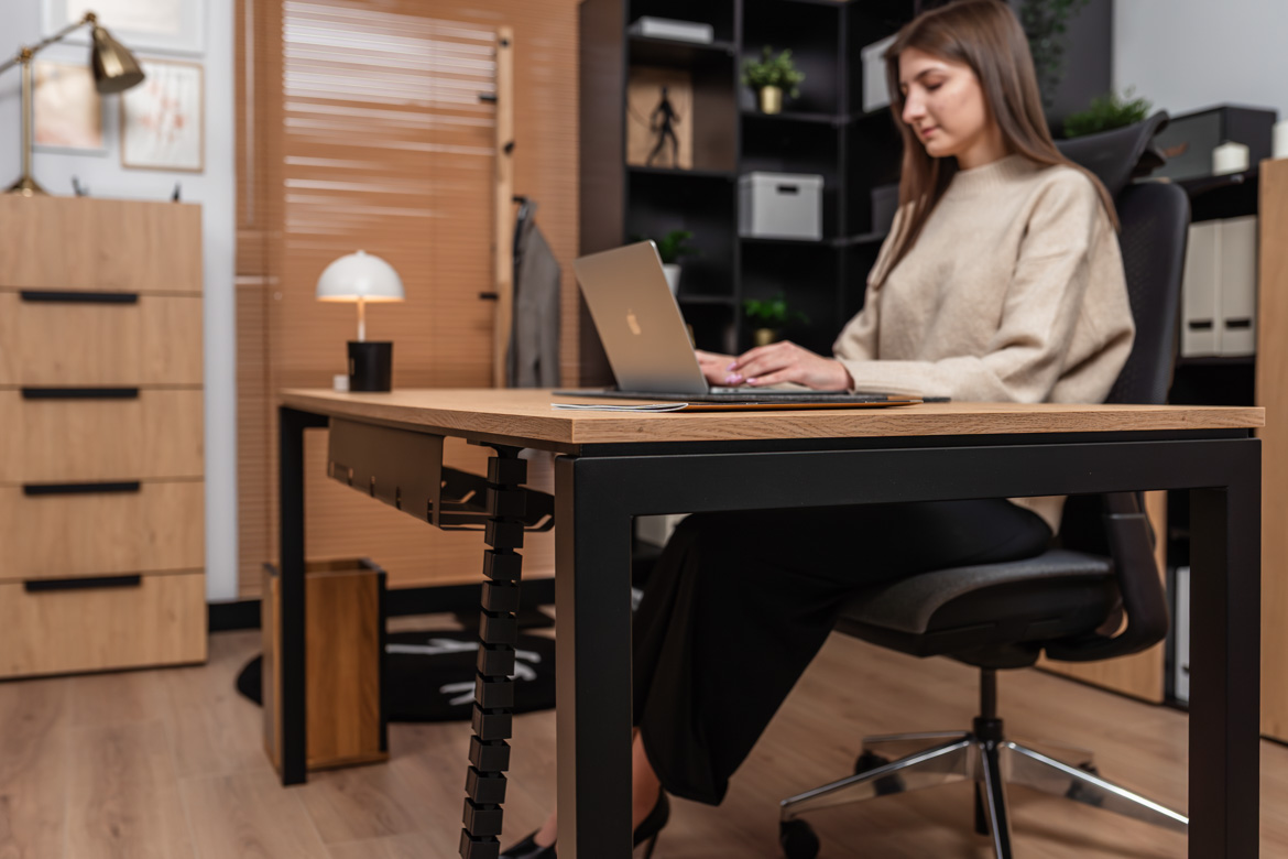 Chefschreibtisch mit Holzmaserung für ein modernes Büro