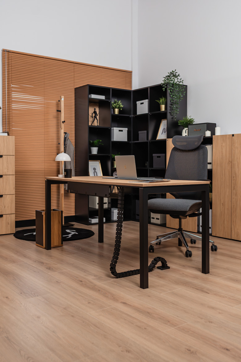 Chefschreibtisch mit Holzmaserung für ein modernes Büro