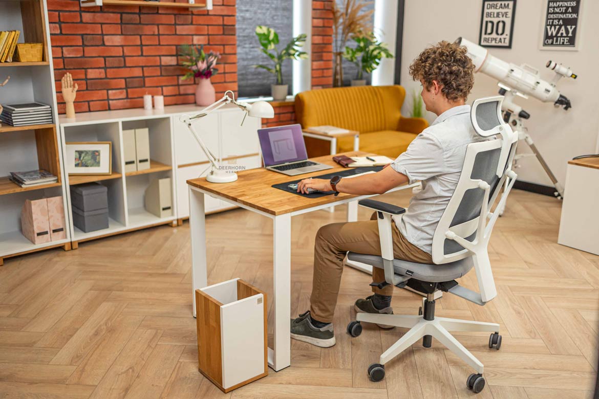 Gerader Schreibtisch mit Holzplatte für Jugendzimmer