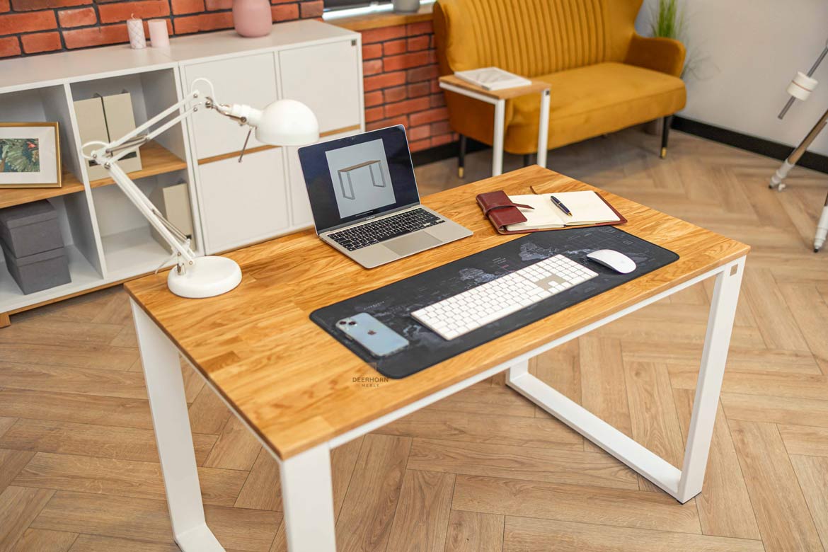 Gerader Schreibtisch mit Holzplatte für Jugendzimmer