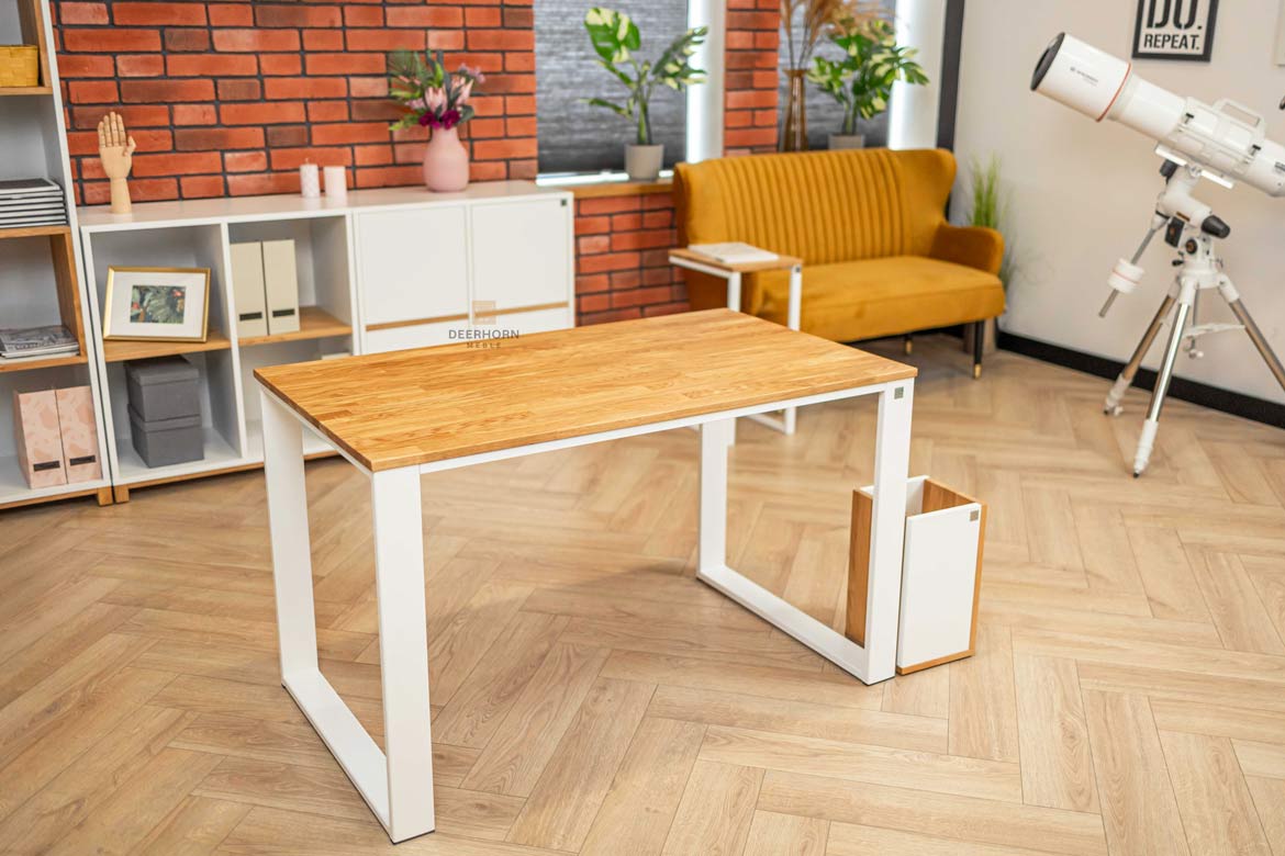Gerader Schreibtisch mit Holzplatte für Jugendzimmer