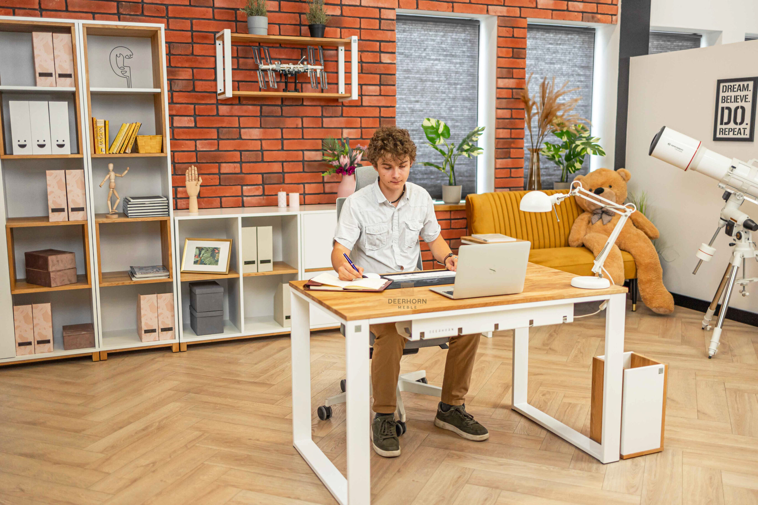 Gerader Schreibtisch mit Holzplatte für Jugendzimmer