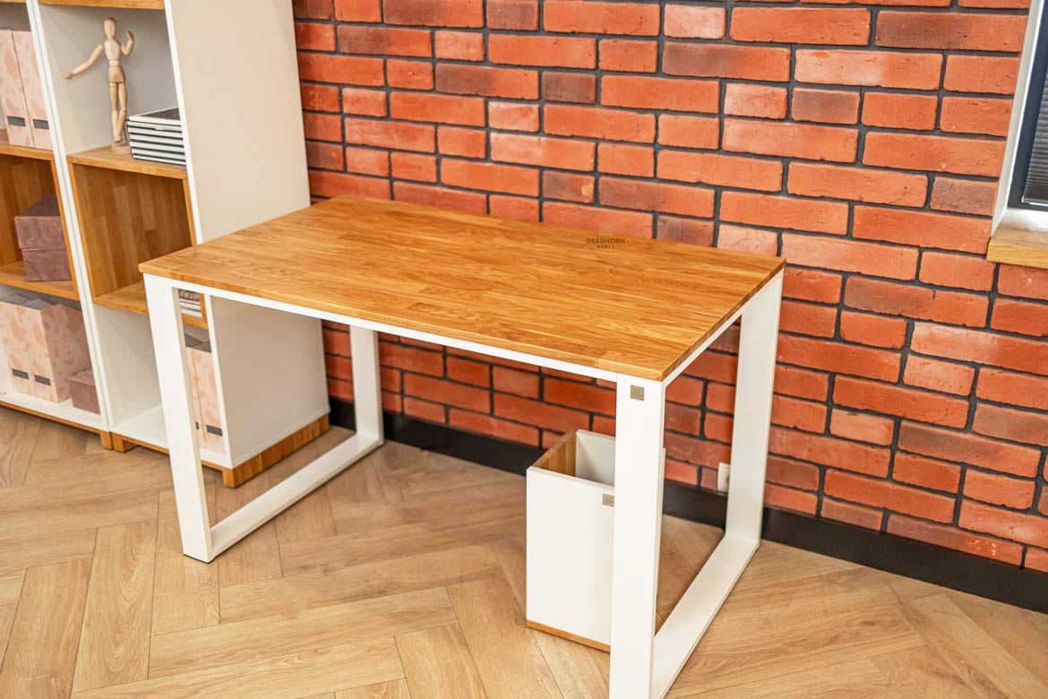 Gerader Schreibtisch mit Holzplatte für Jugendzimmer