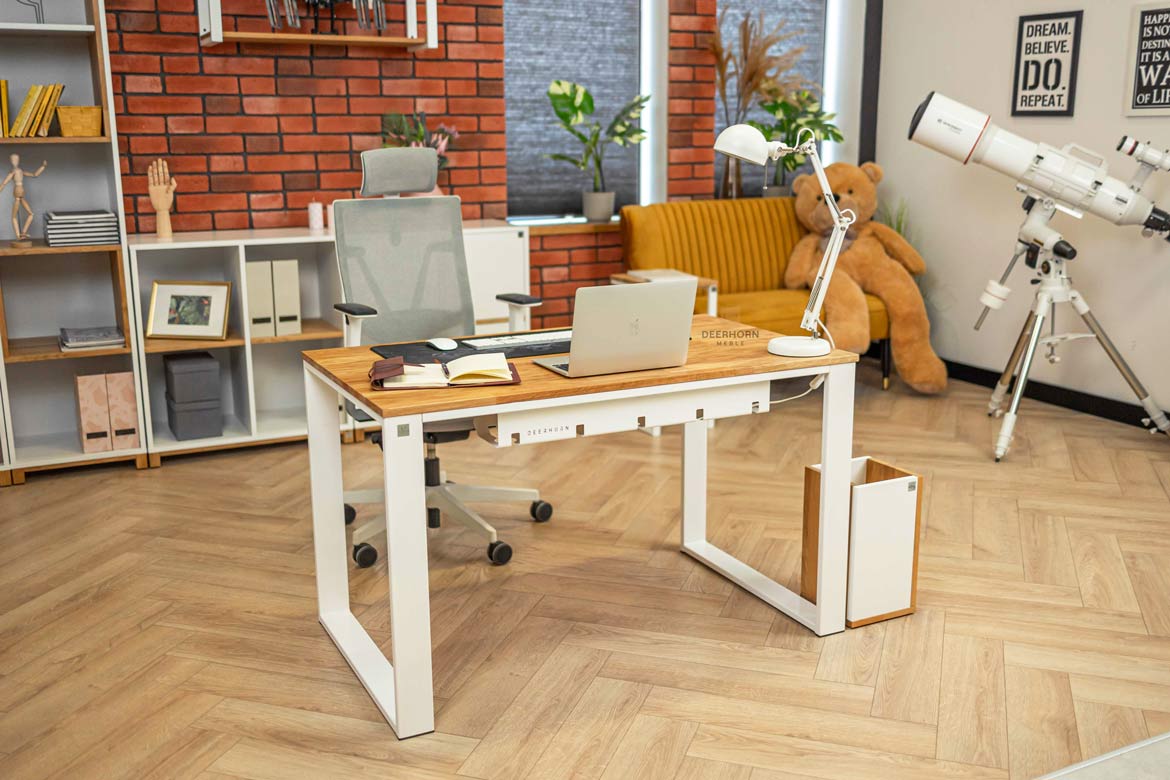 Gerader Schreibtisch mit Holzplatte für Jugendzimmer