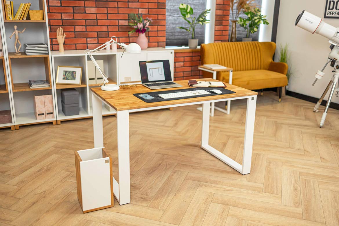 Gerader Schreibtisch mit Holzplatte für Jugendzimmer