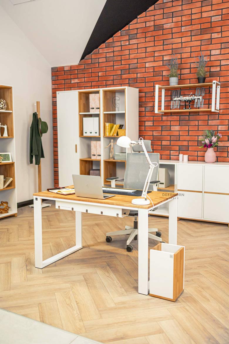 Gerader Schreibtisch mit Holzplatte für Jugendzimmer