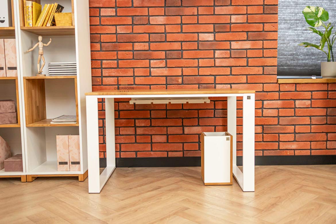 Gerader Schreibtisch mit Holzplatte für Jugendzimmer