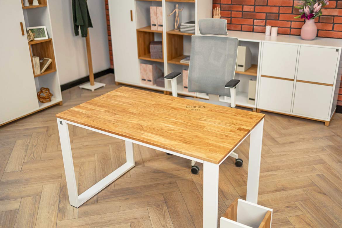 Gerader Schreibtisch mit Holzplatte für Jugendzimmer