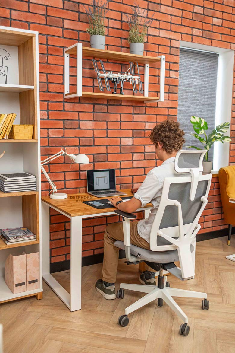 Gerader Schreibtisch mit Holzplatte für Jugendzimmer