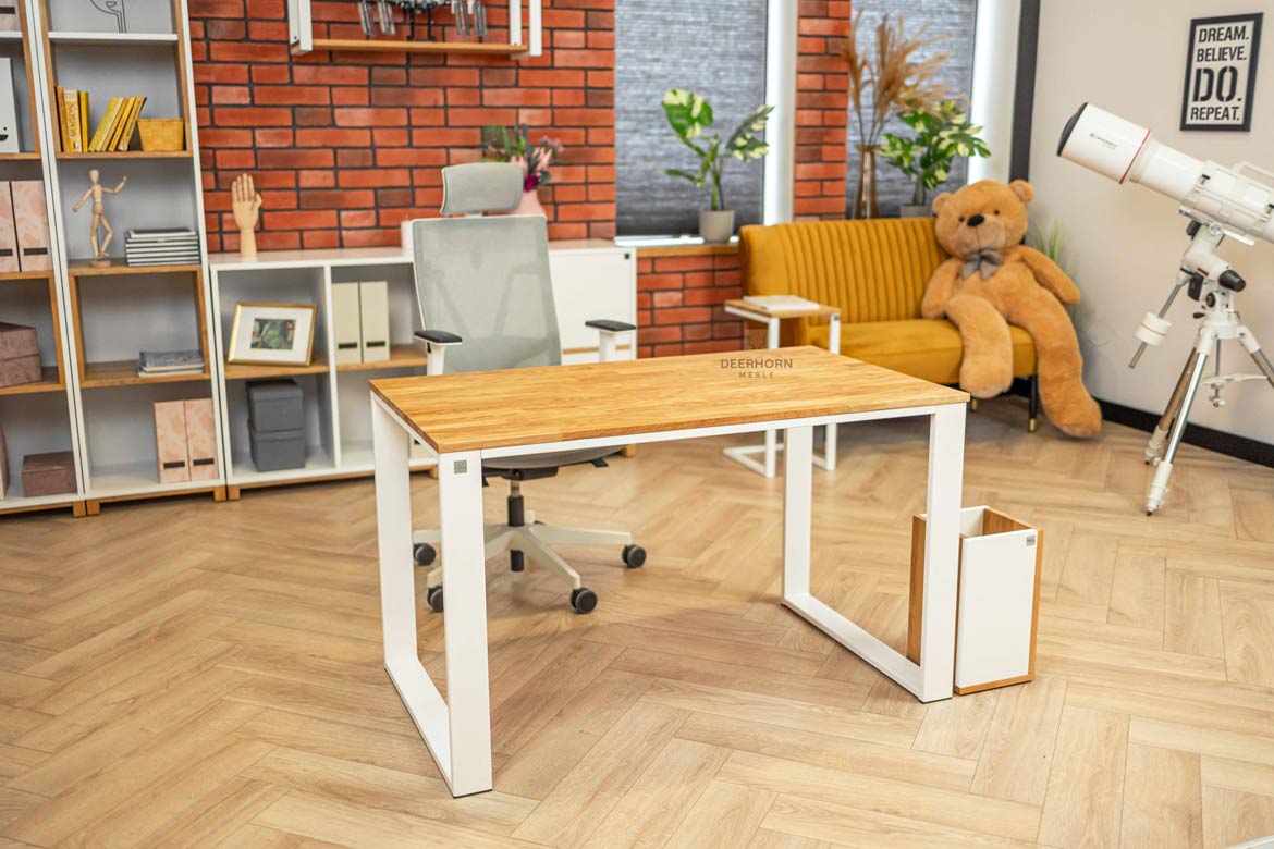 Gerader Schreibtisch mit Holzplatte für Jugendzimmer