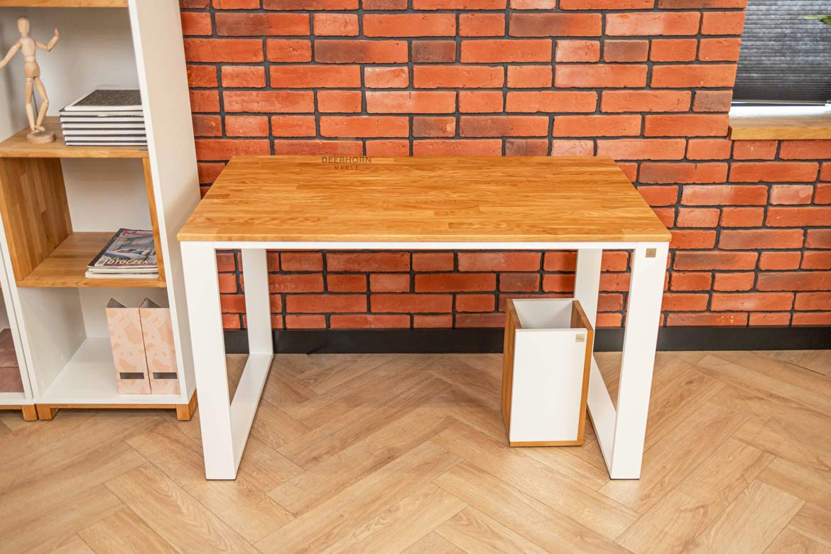 Gerader Schreibtisch mit Holzplatte für Jugendzimmer