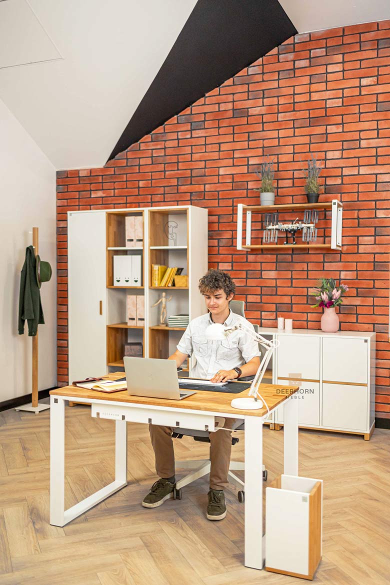 Gerader Schreibtisch mit Holzplatte für Jugendzimmer