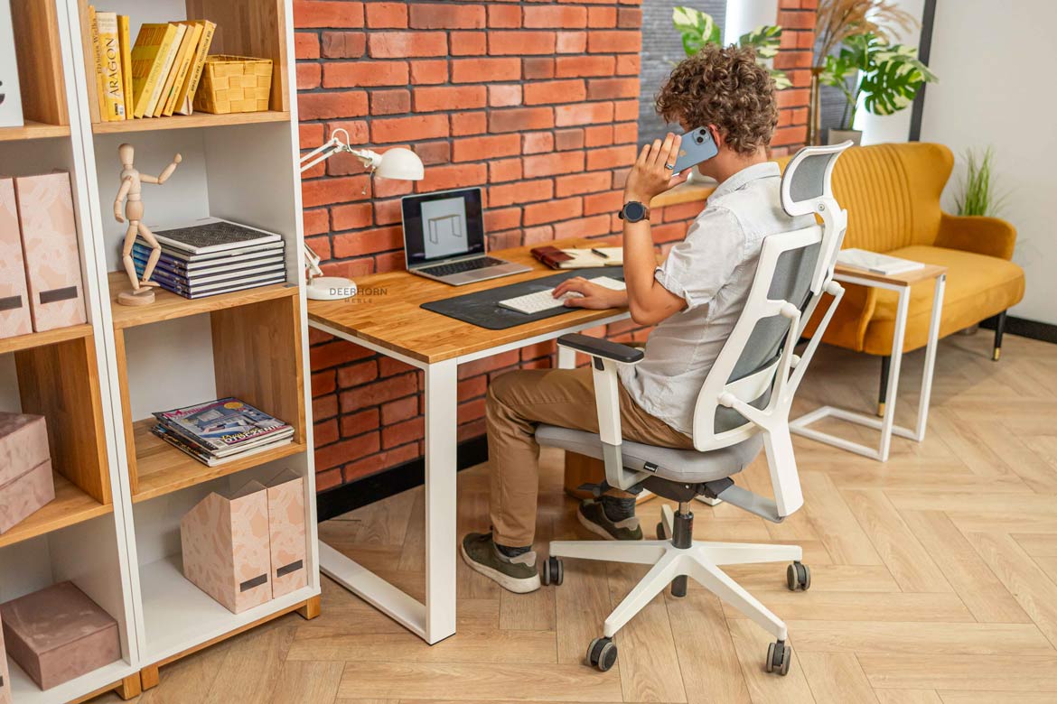 Gerader Schreibtisch mit Holzplatte für Jugendzimmer