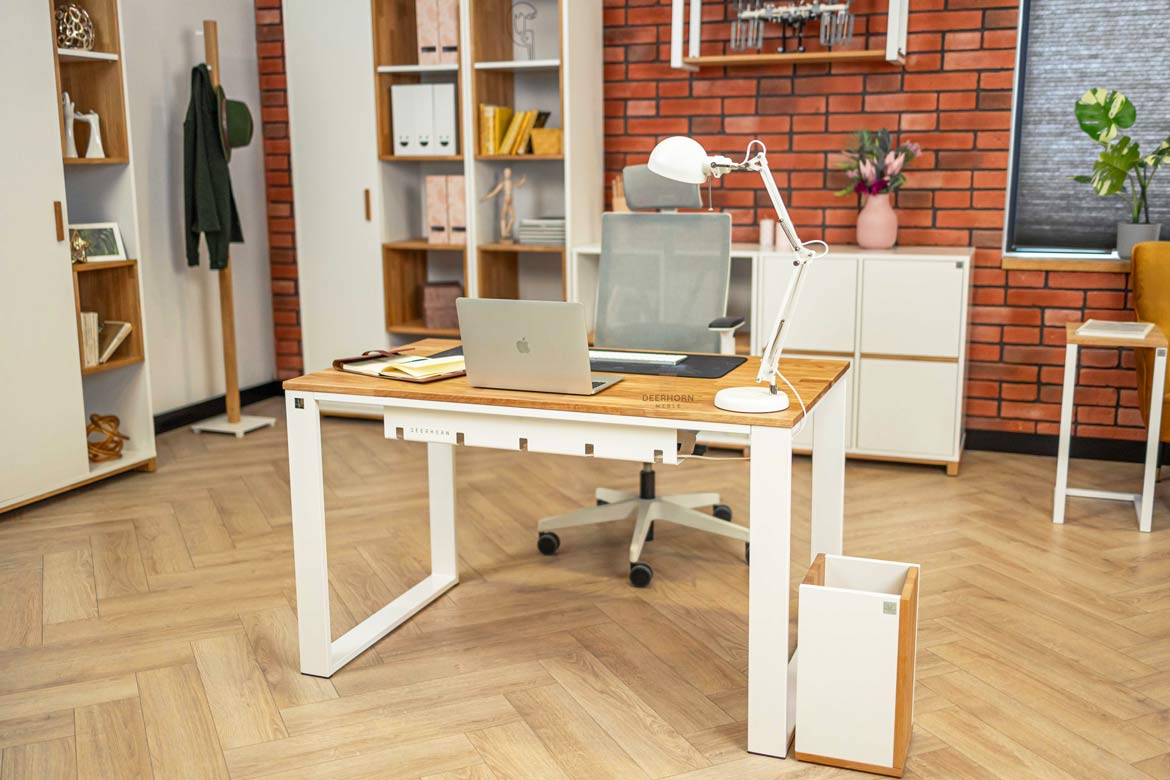 Gerader Schreibtisch mit Holzplatte für Jugendzimmer