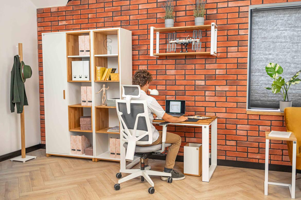 Gerader Schreibtisch mit Holzplatte für Jugendzimmer