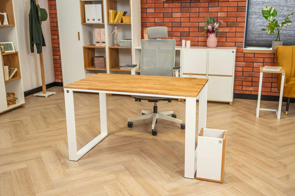Gerader Schreibtisch mit Holzplatte für Jugendzimmer