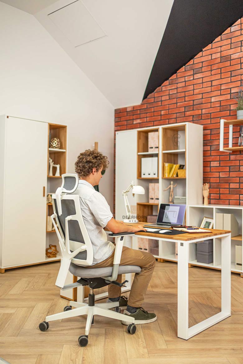Gerader Schreibtisch mit Holzplatte für Jugendzimmer