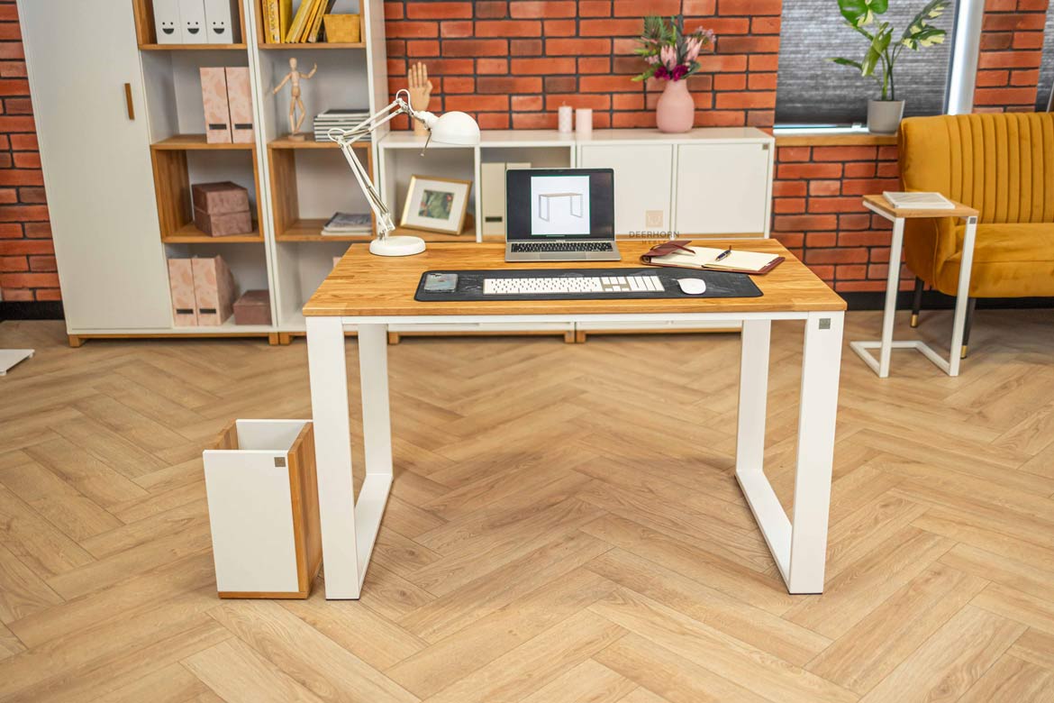 Gerader Schreibtisch mit Holzplatte für Jugendzimmer