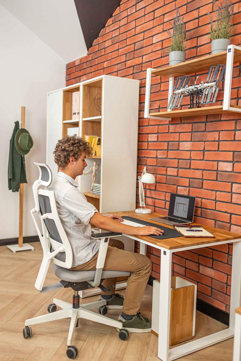 Gerader Schreibtisch mit Holzplatte für Jugendzimmer