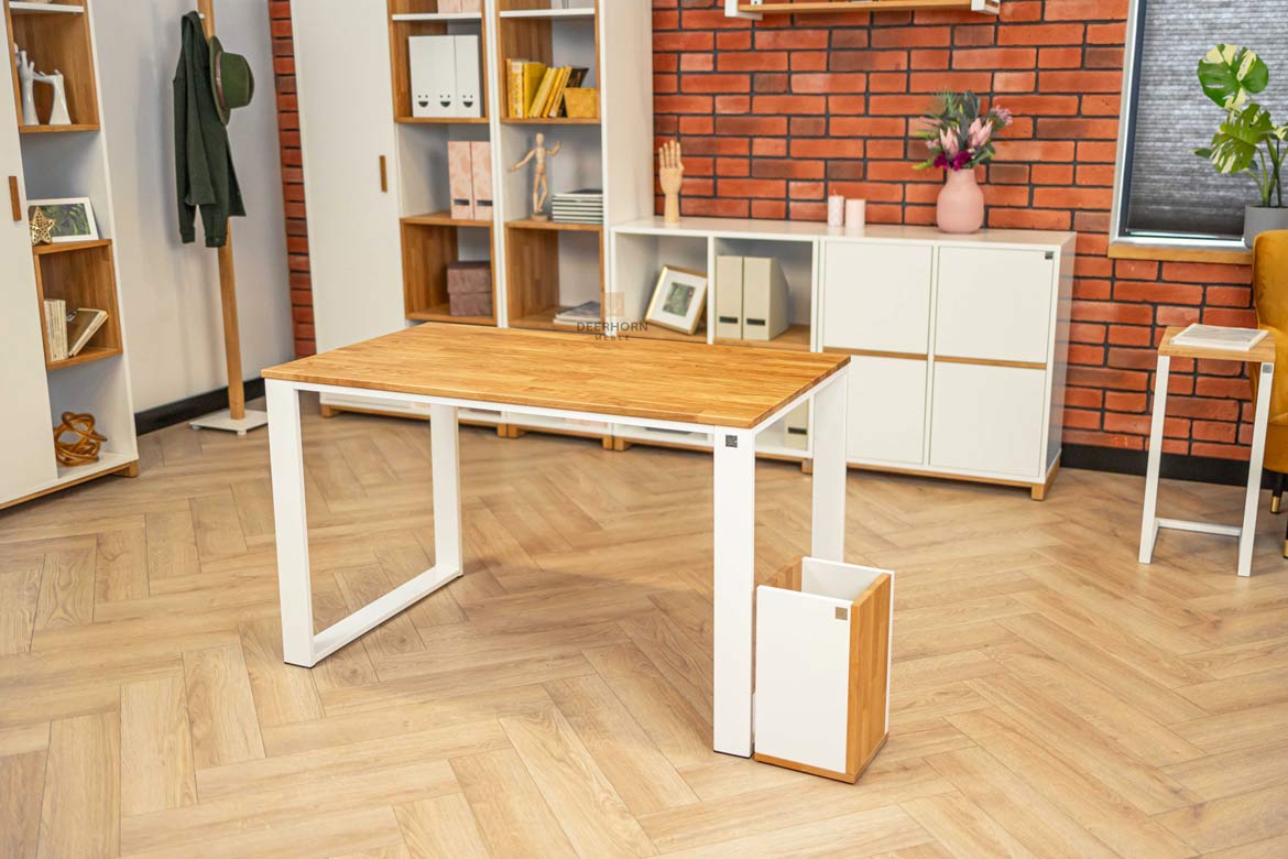 Gerader Schreibtisch mit Holzplatte für Jugendzimmer