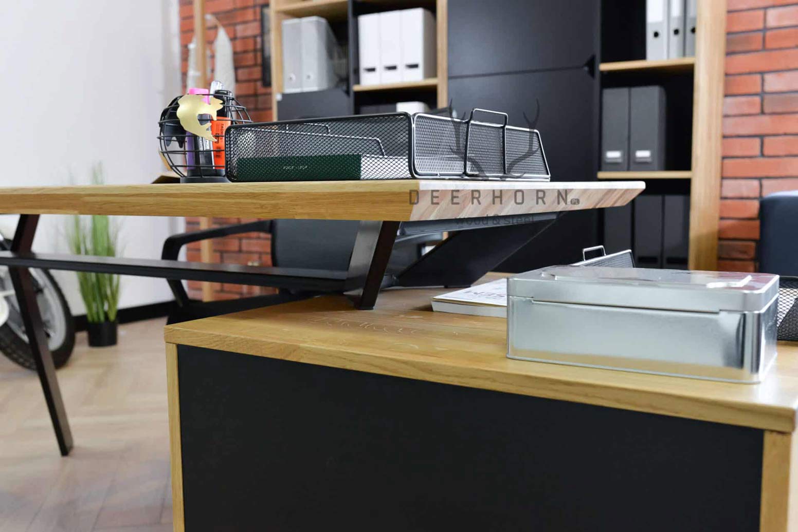 Büroschreibtisch mit Holzplatte Active mit Rollcontainer