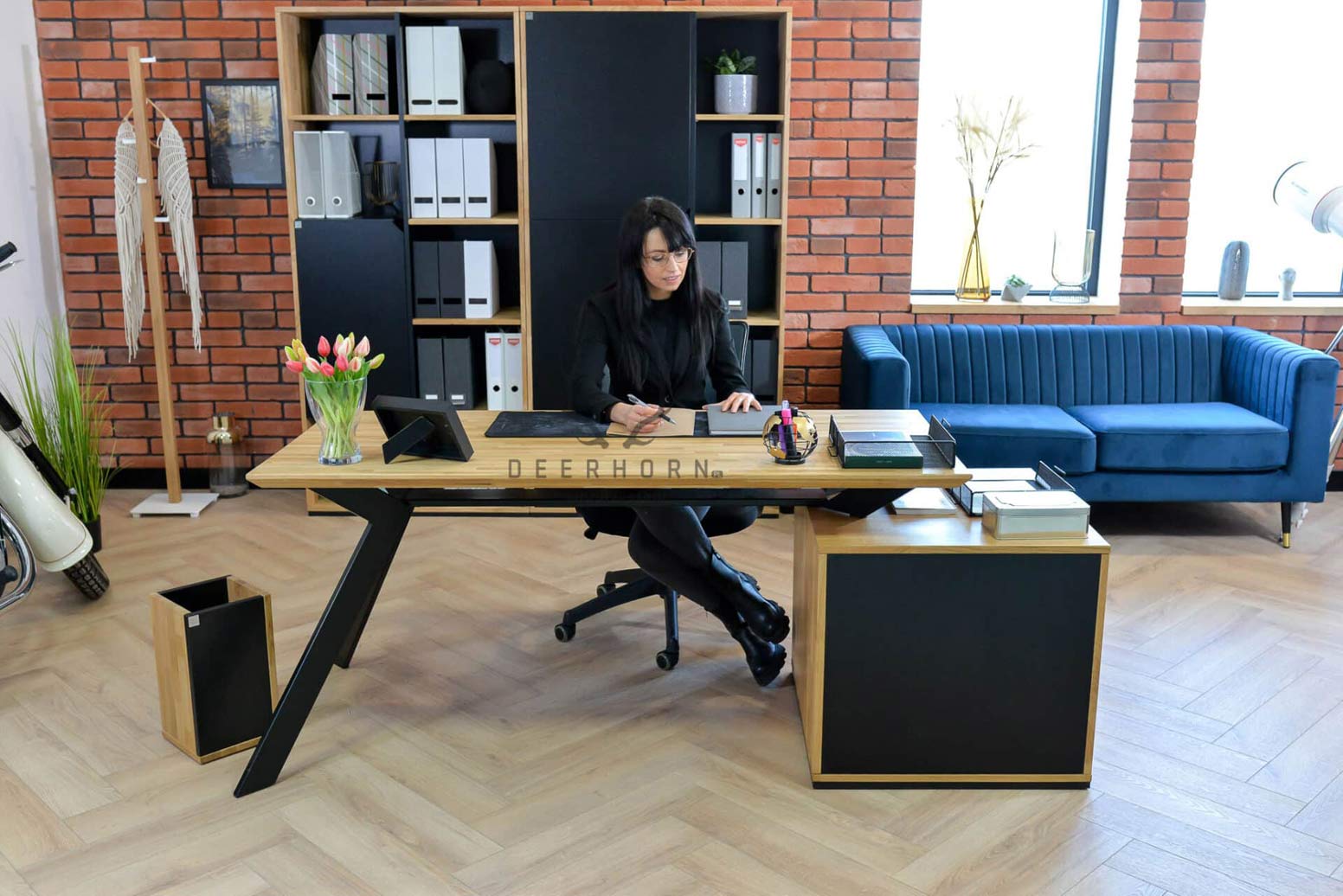 Büroschreibtisch mit Holzplatte Active mit Rollcontainer