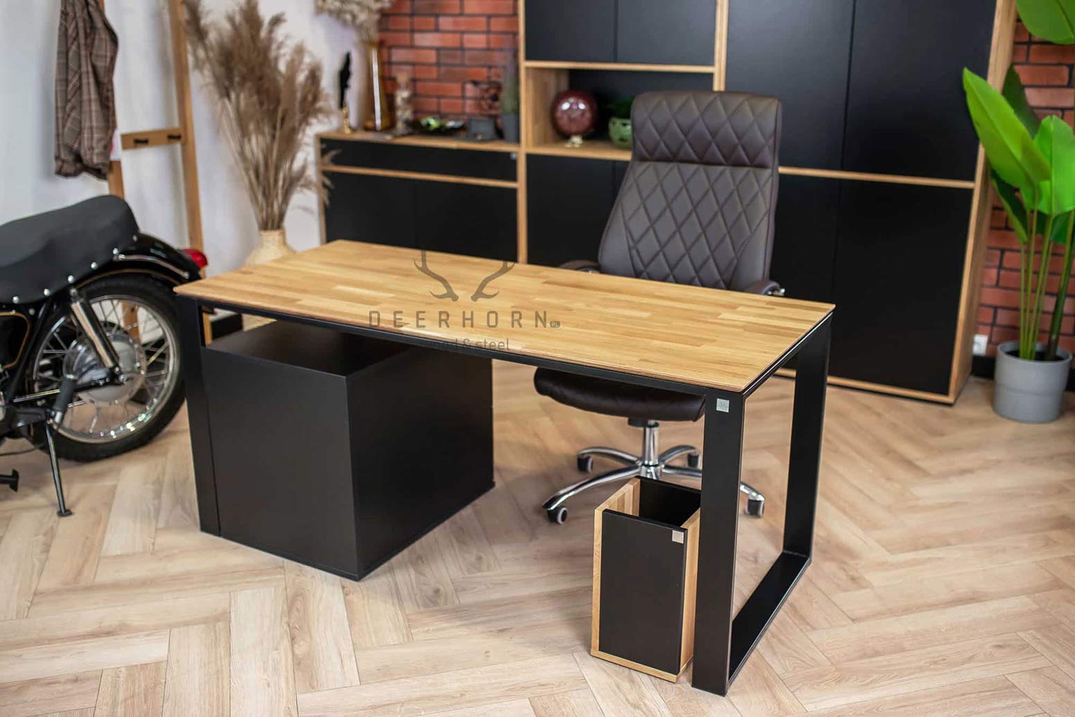 Schreibtisch für Büro und Heimarbeit mit hinterschnittener Holzplatte mit Schrank