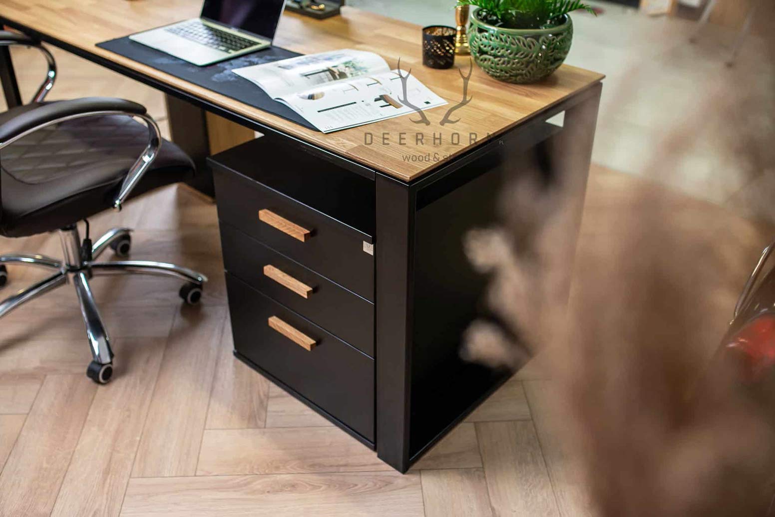 Schreibtisch für Büro und Heimarbeit mit hinterschnittener Holzplatte mit Schrank