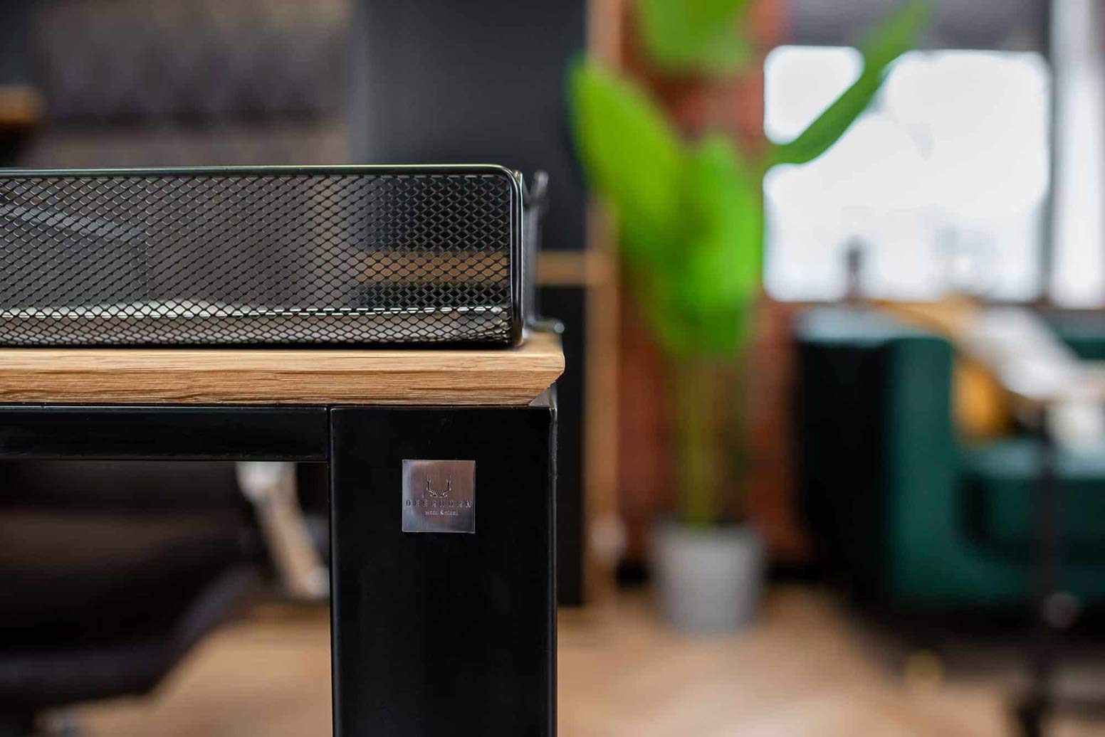 Schreibtisch für Büro und Heimarbeit mit hinterschnittener Holzplatte mit Schrank