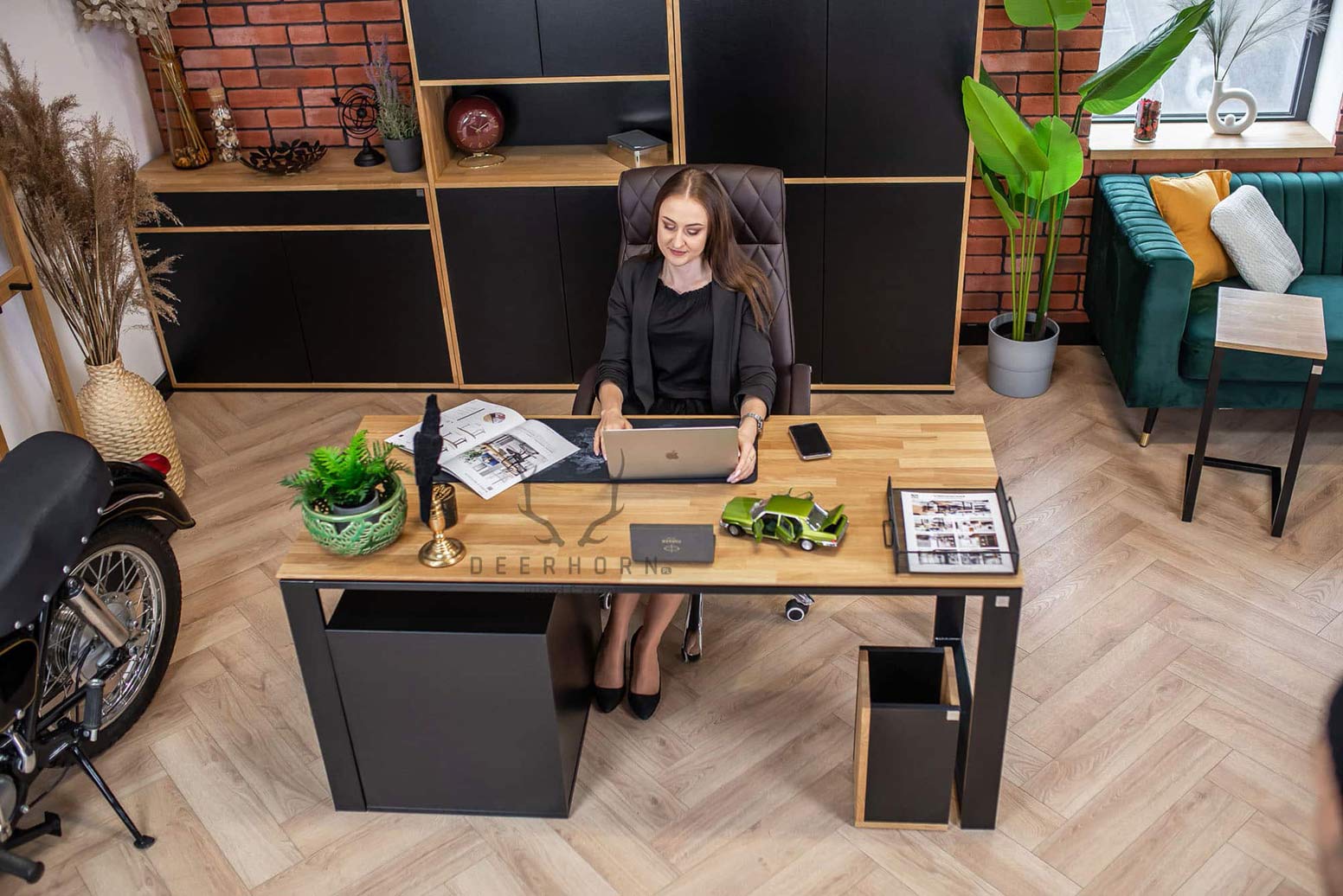 Schreibtisch für Büro und Heimarbeit mit hinterschnittener Holzplatte mit Schrank