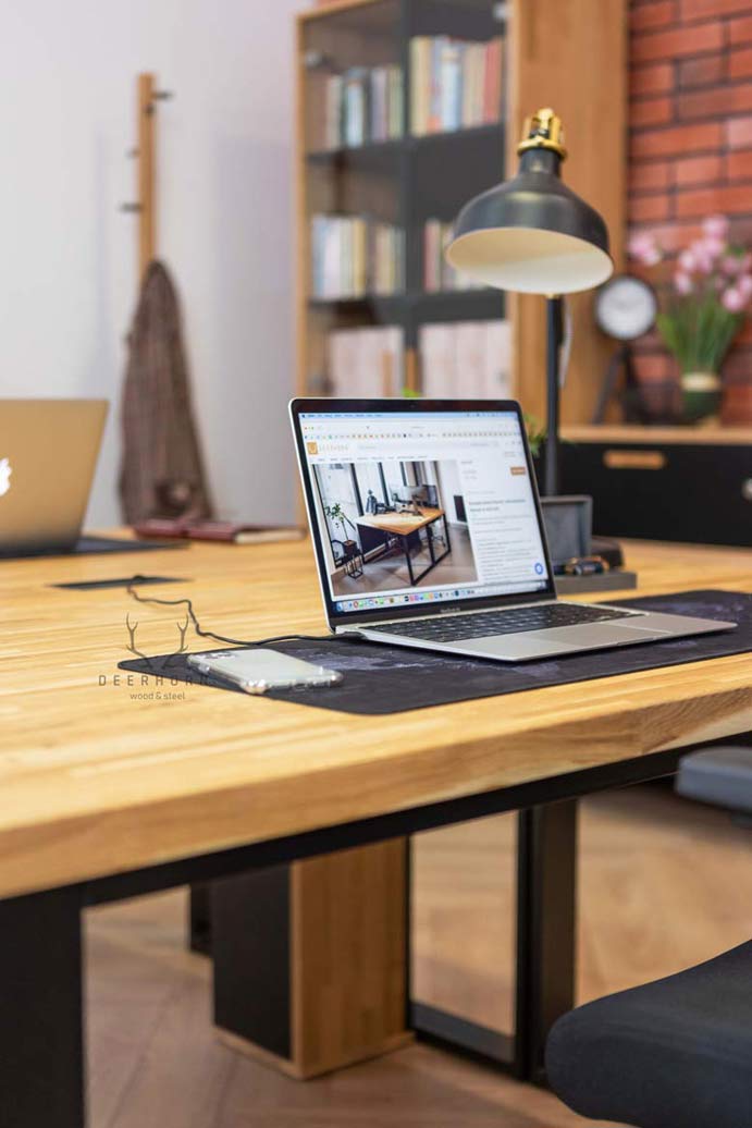Set aus zwei Schreibtischen mit Holzplatten im Loft-Stil