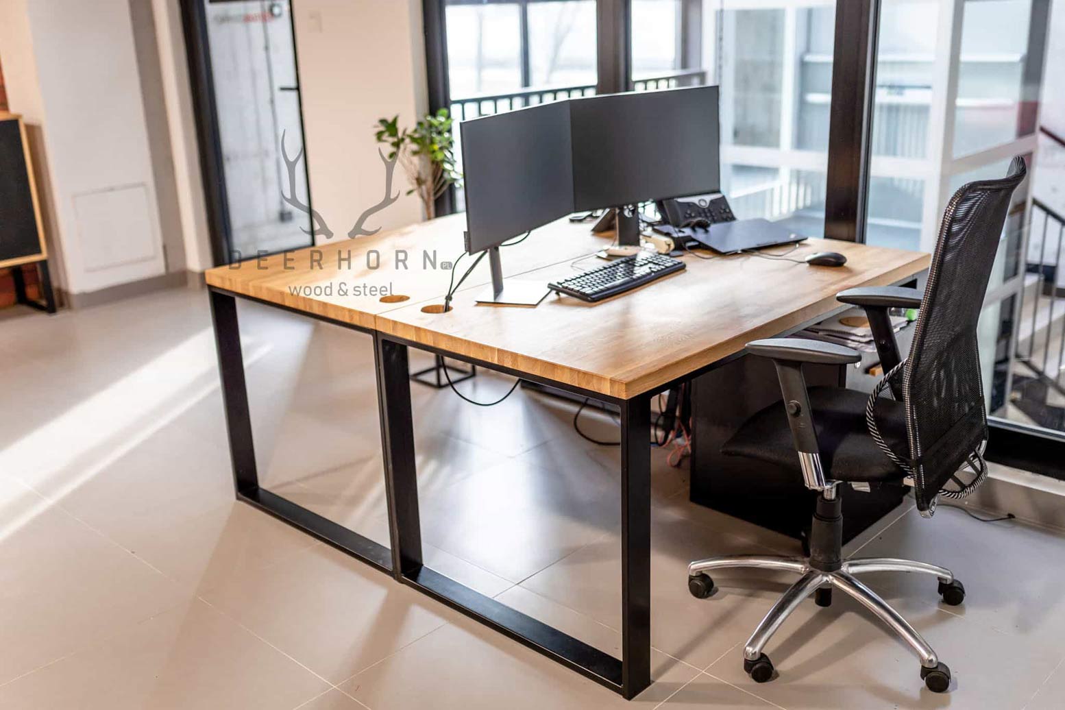 Set aus zwei Schreibtischen mit Holzplatten im Loft-Stil