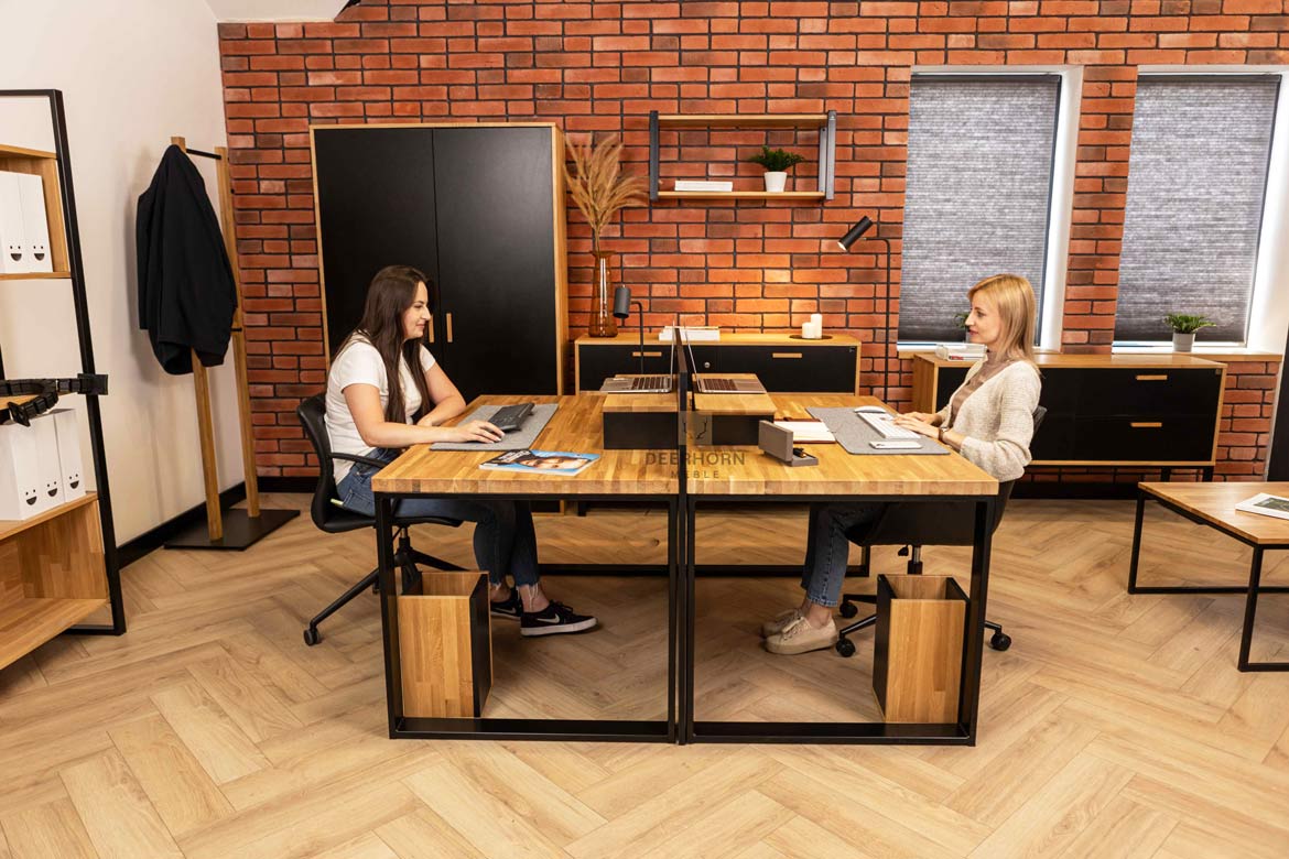 Set aus zwei Schreibtischen mit Holzplatten im Loft-Stil