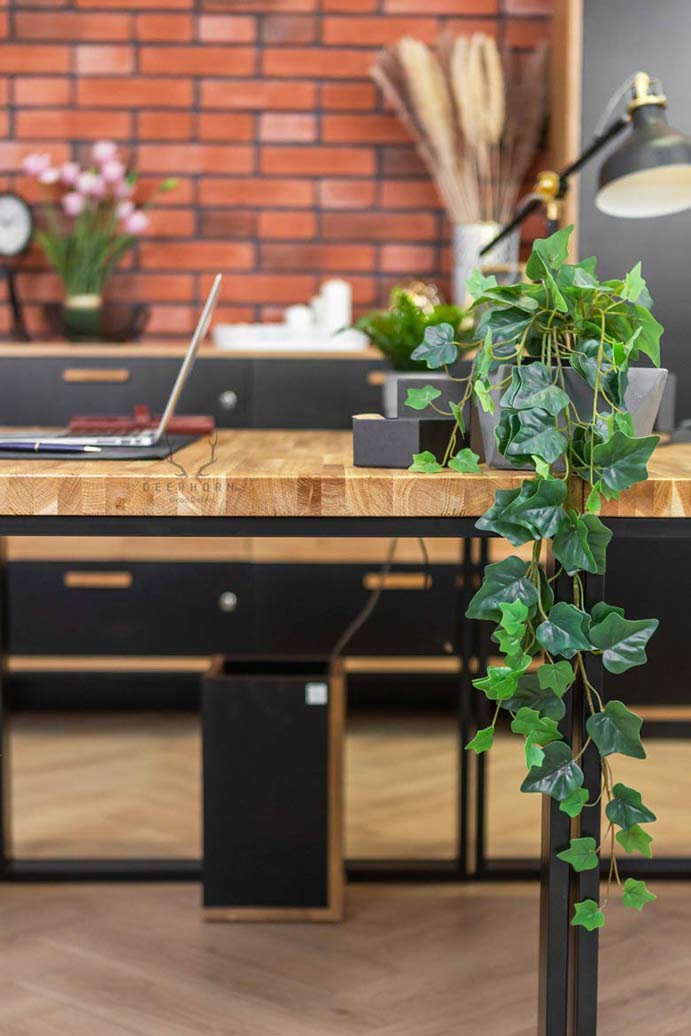 Set aus zwei Schreibtischen mit Holzplatten im Loft-Stil
